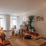 Azzurra - 2 Bedrooms And Parking In Avenidas Novas リスボン