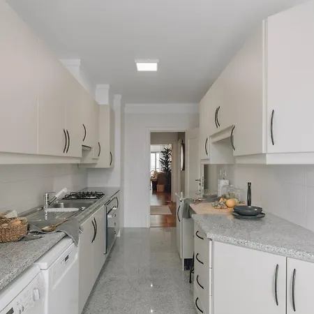 Azzurra - 2 Bedrooms And Parking In Avenidas Novas * Lisbona