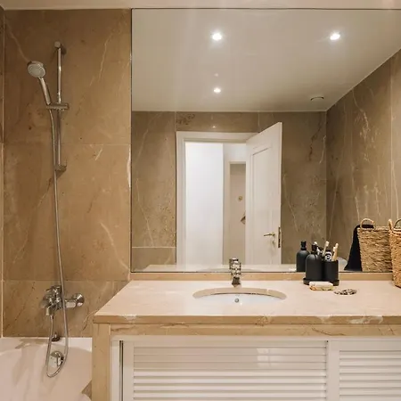 Azzurra - 2 Bedrooms And Parking In Avenidas Novas *