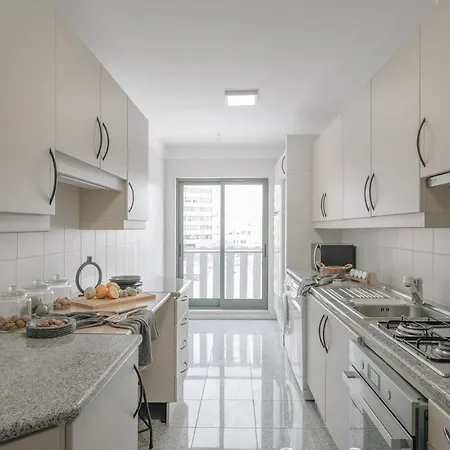 Azzurra - 2 Bedrooms And Parking In Avenidas Novas Apartman